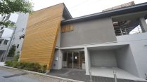 R246沿い呑川の脇、木のぬくもりを感じる和モダンな外観
