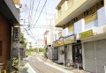 参商会商店街を進み、クリーニングトモエを右に